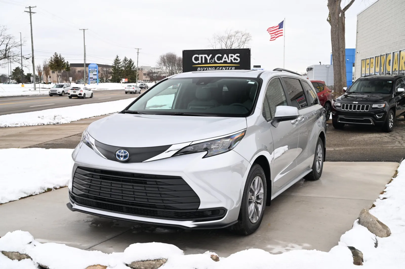 2025 Toyota Sienna XLE's photo