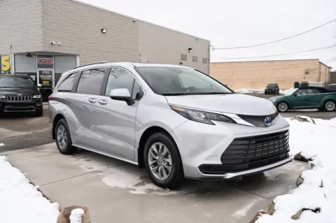 Another view of 2025 Toyota Sienna XLE 8-Passenger for sale in Troy, MI at City of Cars