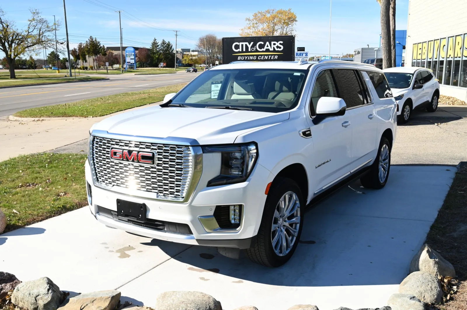 White 2024 GMC Yukon XL 4WD Denali for sale in Troy, MI