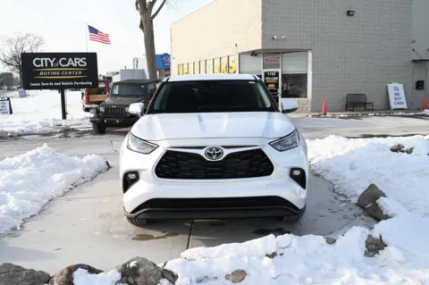 Photos of 2025 Toyota Highlander Hybrid LE for sale in Troy, MI at City of Cars