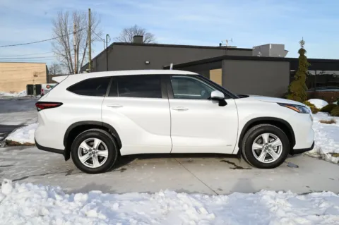 More photos of 2025 Toyota Highlander Hybrid LE at City of Cars, MI