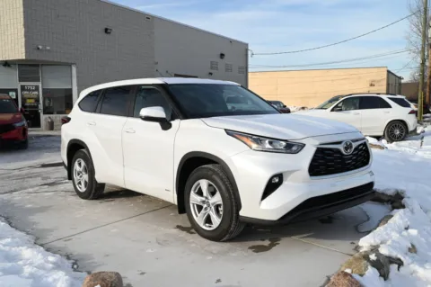 Another view of 2025 Toyota Highlander Hybrid LE for sale in Troy, MI at City of Cars