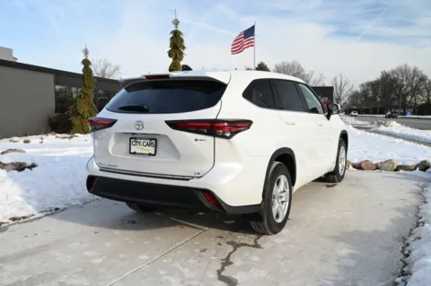 More photos of 2025 Toyota Highlander Hybrid LE at City of Cars, MI