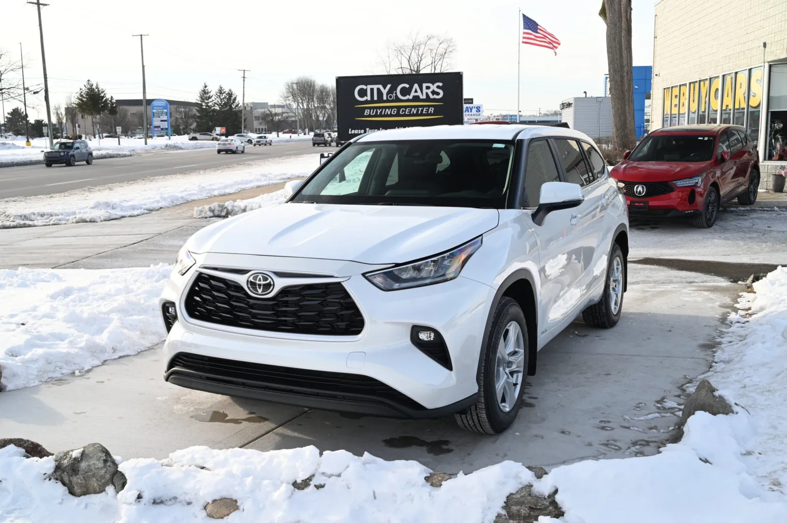 White 2025 Toyota Highlander Hybrid LE for sale in Troy, MI