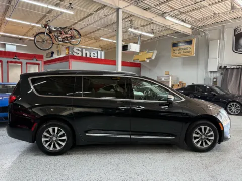 More photos of 2020 Chrysler Pacifica Hybrid Limited at City of Cars, MI