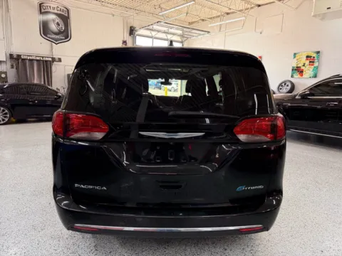 More photos of 2020 Chrysler Pacifica Hybrid Limited at City of Cars, MI