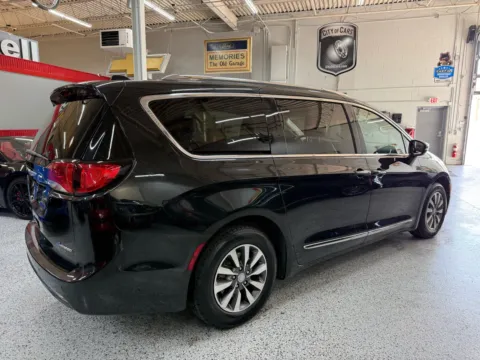 More photos of 2020 Chrysler Pacifica Hybrid Limited at City of Cars, MI