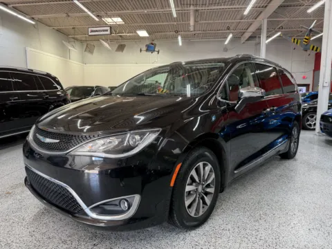 Black 2020 Chrysler Pacifica Hybrid Limited for sale in Troy, MI