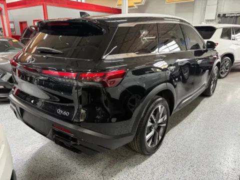 Another view of 2023 INFINITI QX60 LUXE AWD for sale in Troy, MI at City of Cars