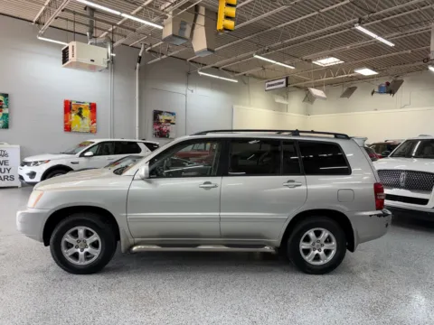 Photos of 2003 Toyota Highlander V6 for sale in Troy, MI at City of Cars