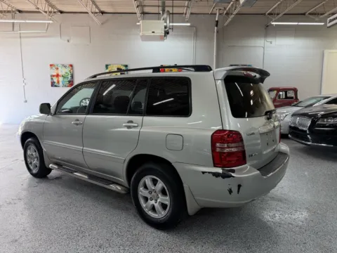 Another view of 2003 Toyota Highlander V6 for sale in Troy, MI at City of Cars