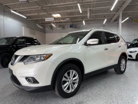 White 2016 Nissan Rogue SV for sale in Troy, MI