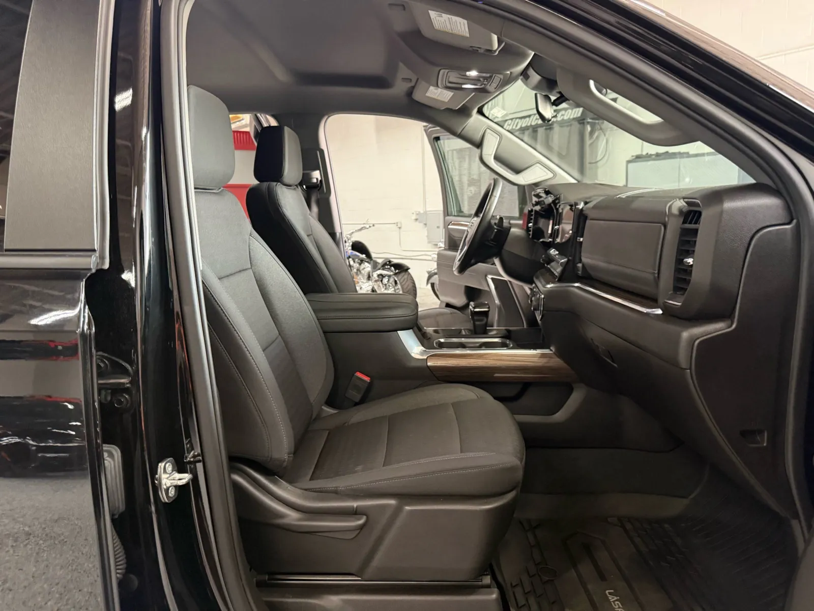 Chevrolet Silverado photo 16