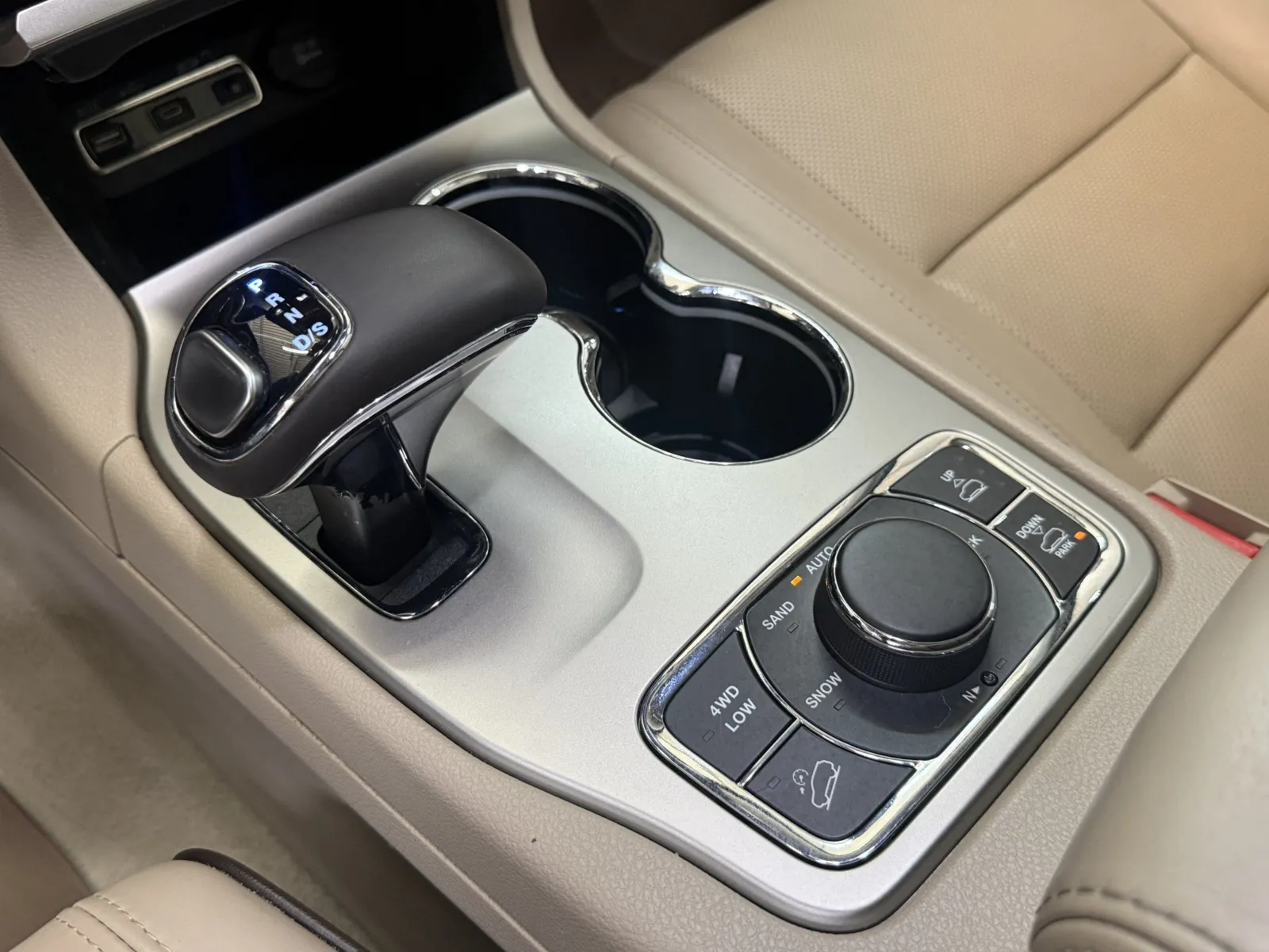 Jeep Grand Cherokee photo 17