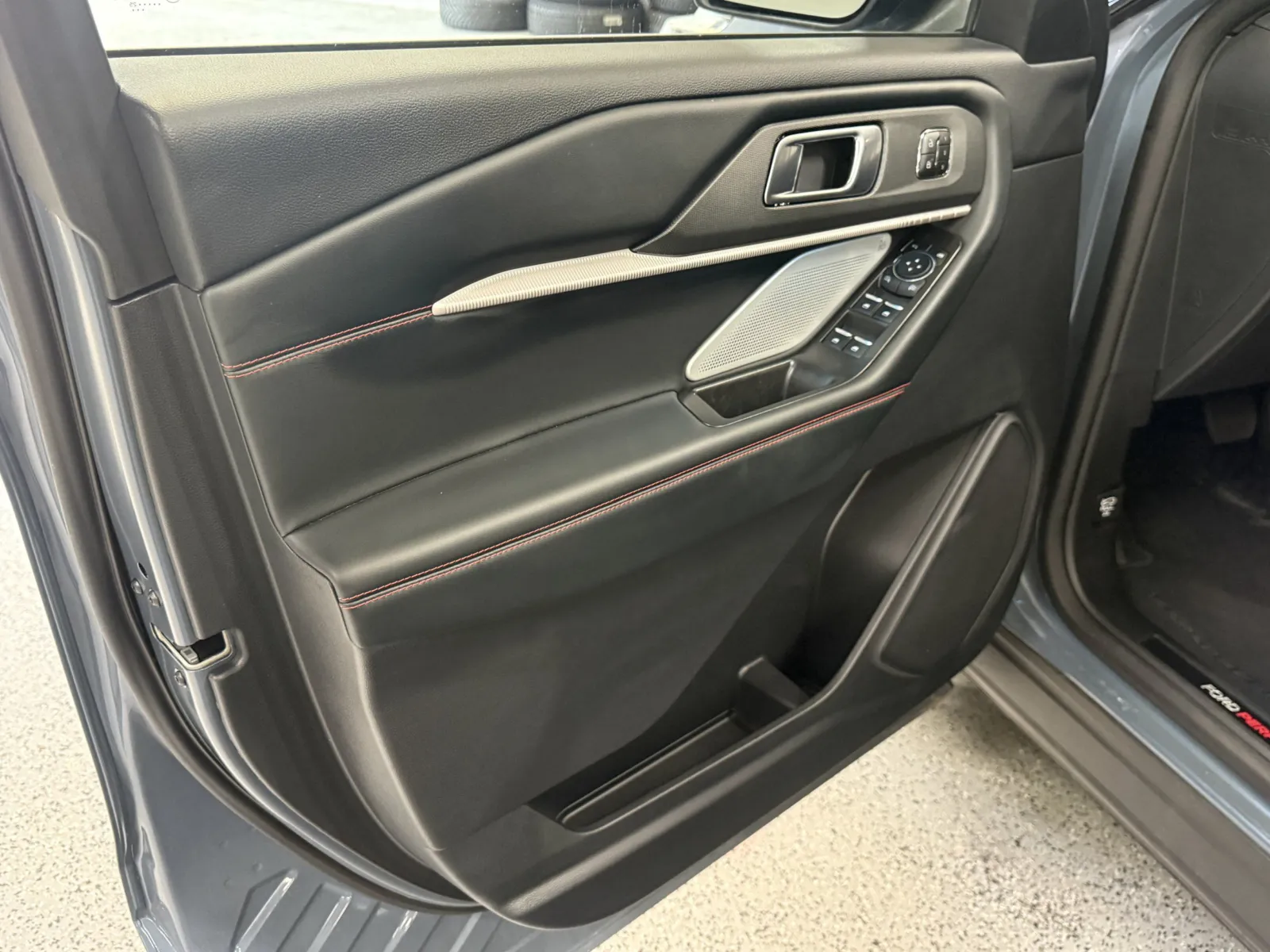 Ford Explorer photo 11