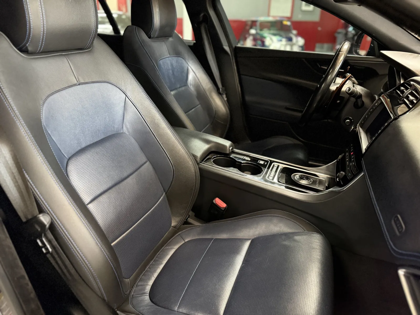 Jaguar XE photo 25