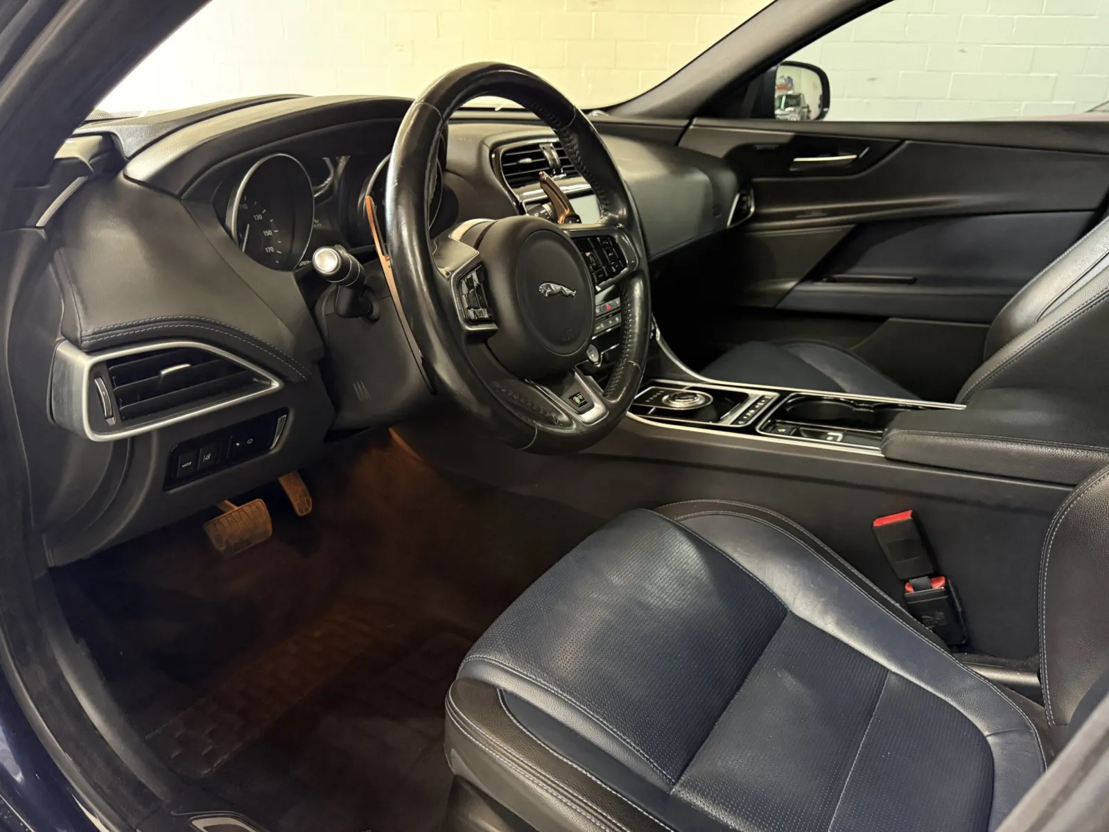 Jaguar XE photo 13