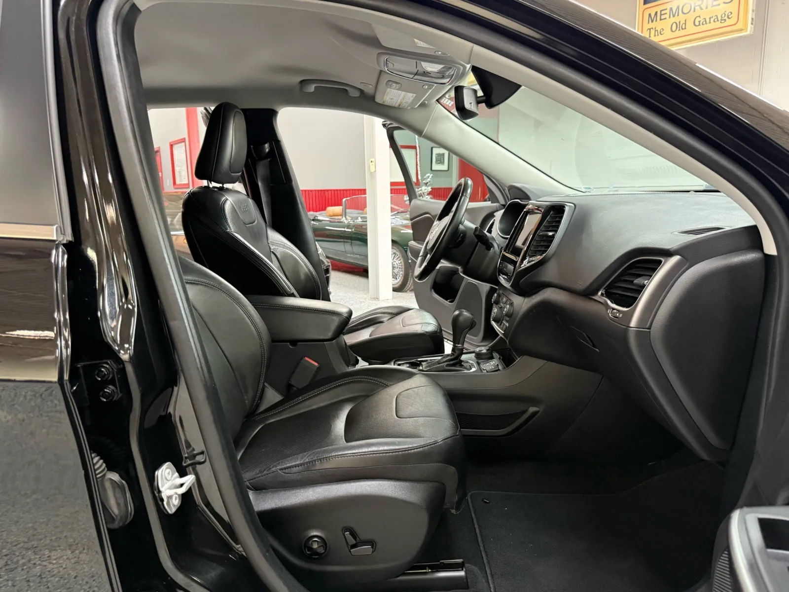 Jeep Cherokee photo 17