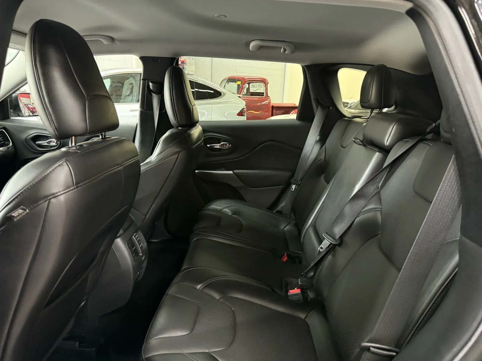Jeep Cherokee photo 14