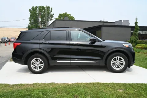 More photos of 2023 Ford Explorer XLT at City of Cars, MI