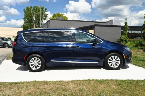 More photos of 2018 Chrysler Pacifica Touring L at City of Cars, MI