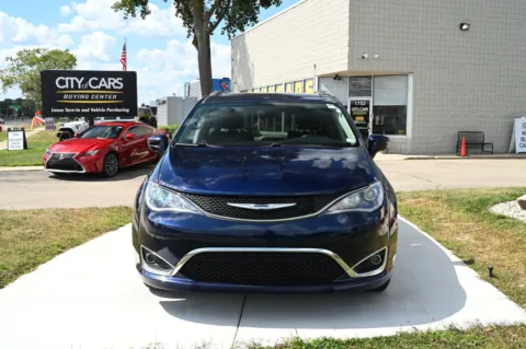 Photos of 2018 Chrysler Pacifica Touring L for sale in Troy, MI at City of Cars