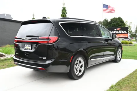 More photos of 2022 Chrysler Pacifica Limited at City of Cars, MI