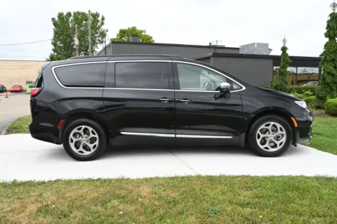 More photos of 2022 Chrysler Pacifica Limited at City of Cars, MI
