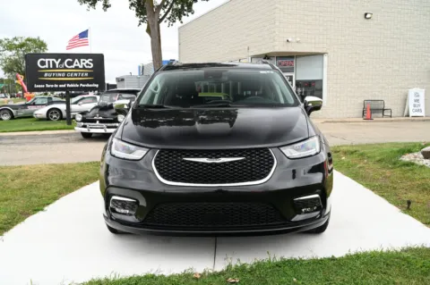 Photos of 2022 Chrysler Pacifica Limited for sale in Troy, MI at City of Cars