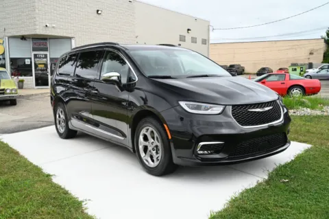 Another view of 2022 Chrysler Pacifica Limited for sale in Troy, MI at City of Cars