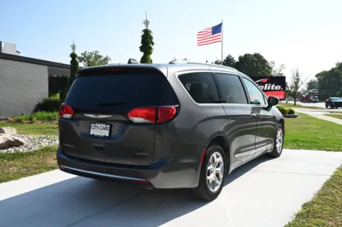 More photos of 2019 Chrysler Pacifica Limited at City of Cars, MI
