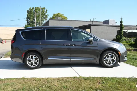 More photos of 2019 Chrysler Pacifica Limited at City of Cars, MI