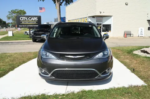 Photos of 2019 Chrysler Pacifica Limited for sale in Troy, MI at City of Cars