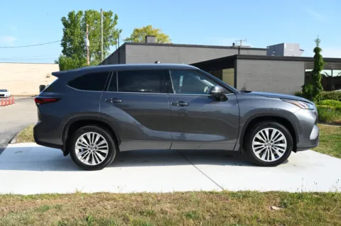 More photos of 2024 Toyota Highlander Hybrid Platinum at City of Cars, MI