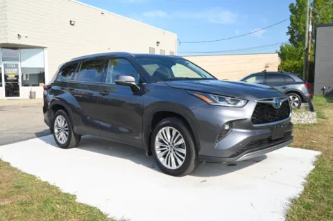 Another view of 2024 Toyota Highlander Hybrid Platinum for sale in Troy, MI at City of Cars