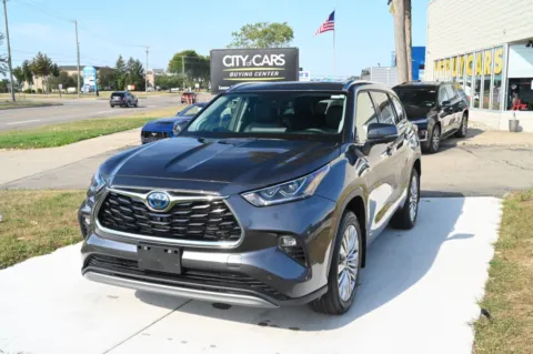 Gray 2024 Toyota Highlander Hybrid Platinum for sale in Troy, MI