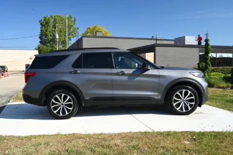More photos of 2022 Ford Explorer ST-Line at City of Cars, MI