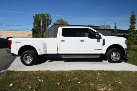 More photos of 2022 Ford F-350 Super Duty Lariat at City of Cars, MI