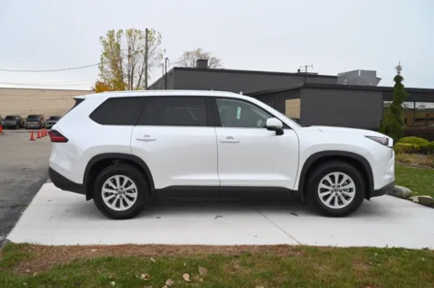 More photos of 2025 Toyota Grand Highlander Hybrid XLE at City of Cars, MI