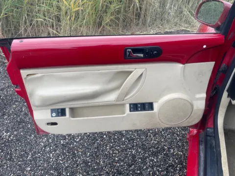 More photos of 2006 Volkswagen New Beetle 2.5 at City of Cars, MI