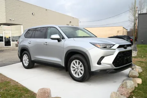 Another view of 2025 Toyota Grand Highlander Hybrid XLE for sale in Troy, MI at City of Cars