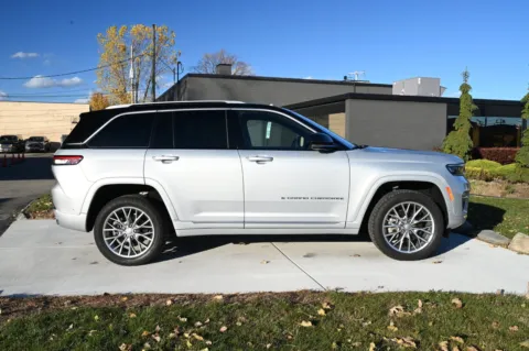 More photos of 2022 Jeep Grand Cherokee Summit 4x4 at City of Cars, MI