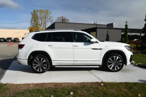 More photos of 2021 Volkswagen Atlas V6 SEL Premium R-Line 4Motion at City of Cars, MI