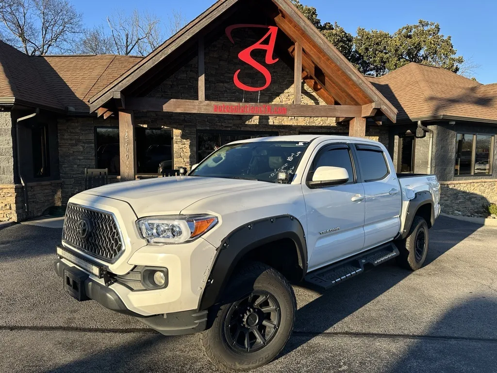 2017 Toyota Tacoma SR5's photo