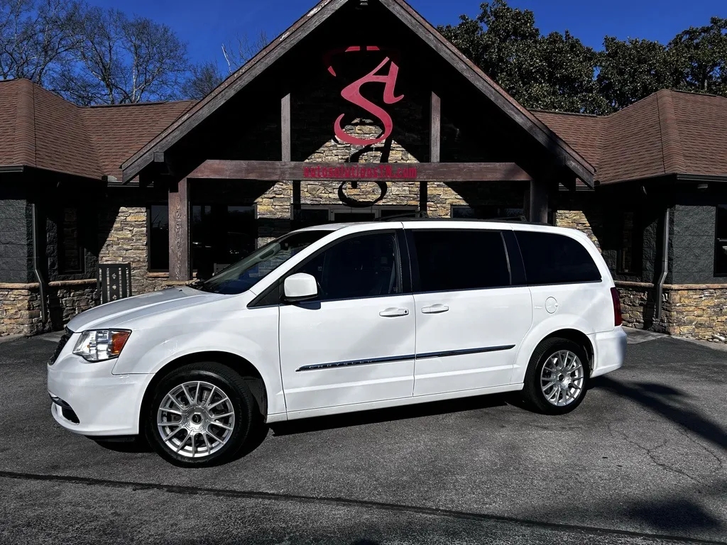 2016 Chrysler Town & Country Touring's photo