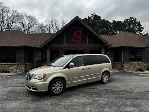 White 2011 Chrysler Town & Country Touring-L for sale in Maryville, TN
