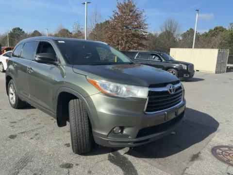 Photos of 2015 Toyota Highlander XLE V6 for sale in Maryville, TN at Auto Solutions