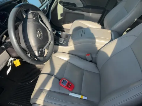 More photos of 2015 Toyota Highlander XLE V6 at Auto Solutions, TN