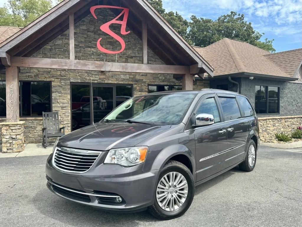 Used 2015 Chrysler Town Country Touring-L for sale in Maryville