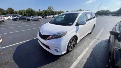White 2017 Toyota Sienna SE for sale in Maryville, TN